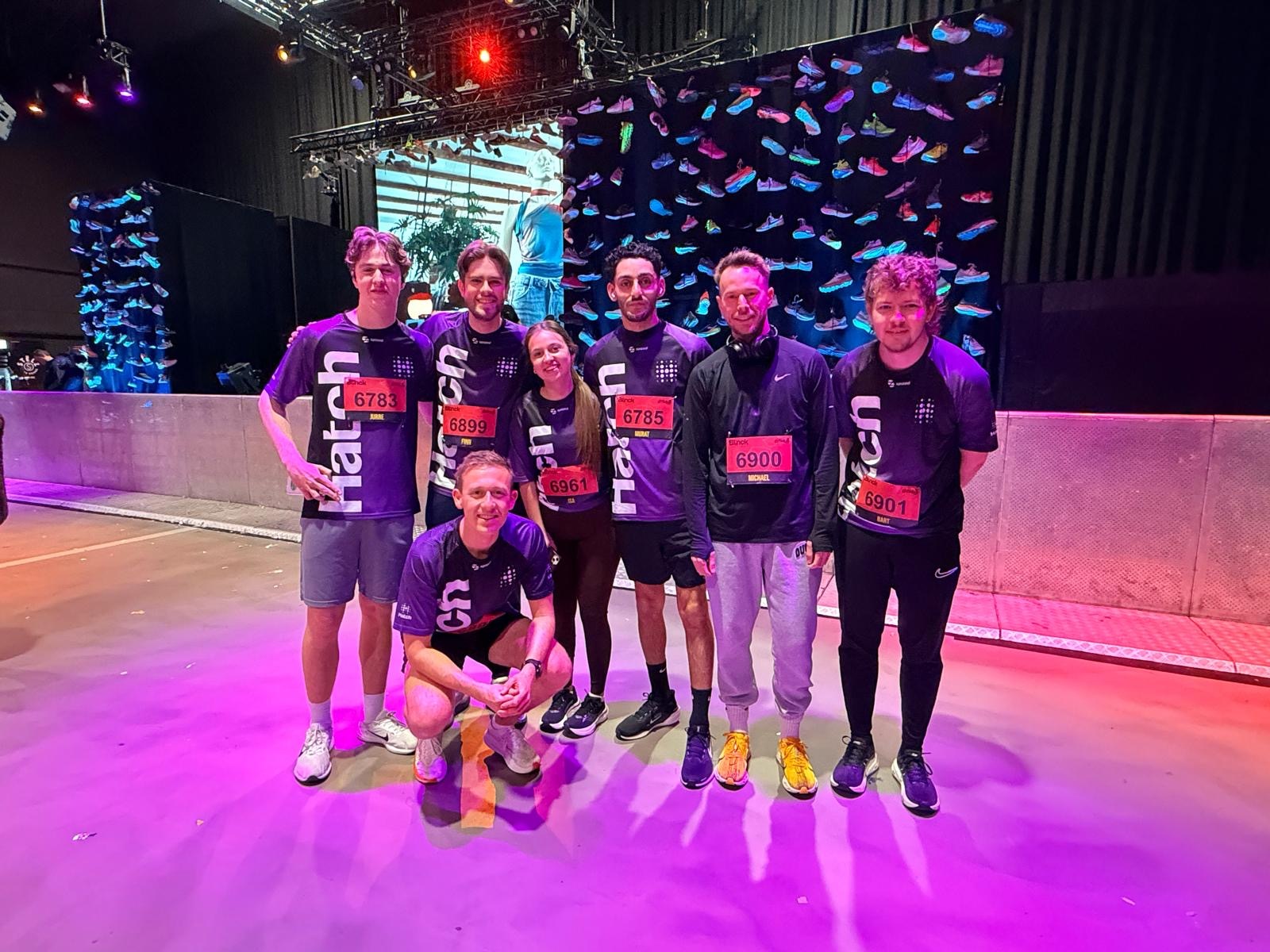 Het team van Hatch in Hatch-shirts bij een hardloopevenement